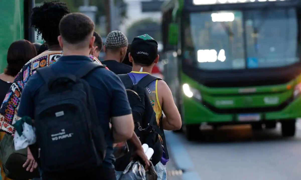 Cálculo do 13º Salário 2025: Saiba Como É Feito Pessoas esperando em fila para entrar no ônibus, representando a importância do cálculo do 13º salário para os trabalhadores brasileiros.