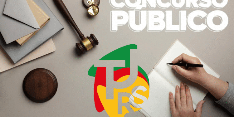 Mesa com martelo de juiz, cadernos, mãos escrevendo e logotipo do TJ-RS, representando concurso público.