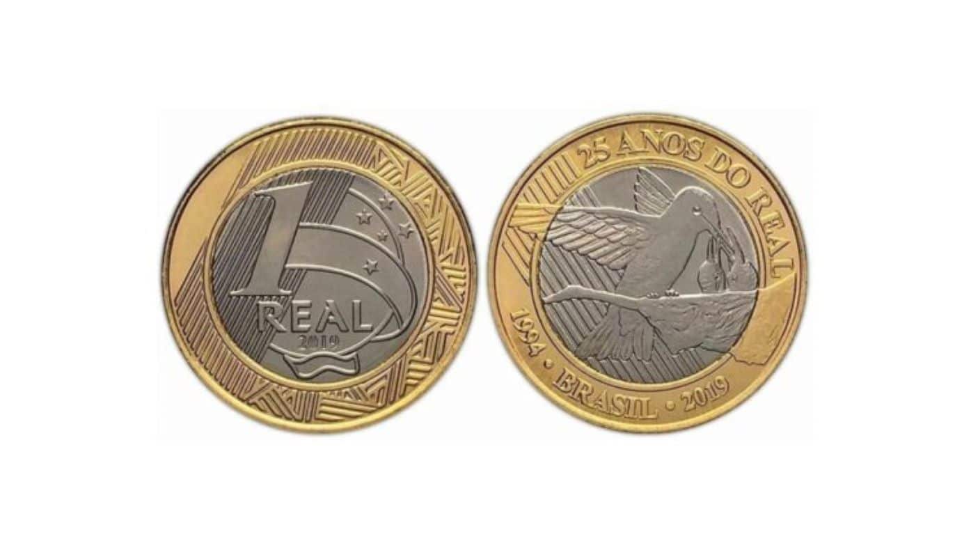 Moeda de 1 Real Beija-Flor 2019 com Defeito de Cunhagem Moeda comemorativa de 1 Real (25 anos do Real, 2019), com o desenho do Beija-Flor no verso. Ilustra a raridade da moeda comemorativa de 2019 que possui um defeito no número zero da data e alcança valores superiores a R$ 50.