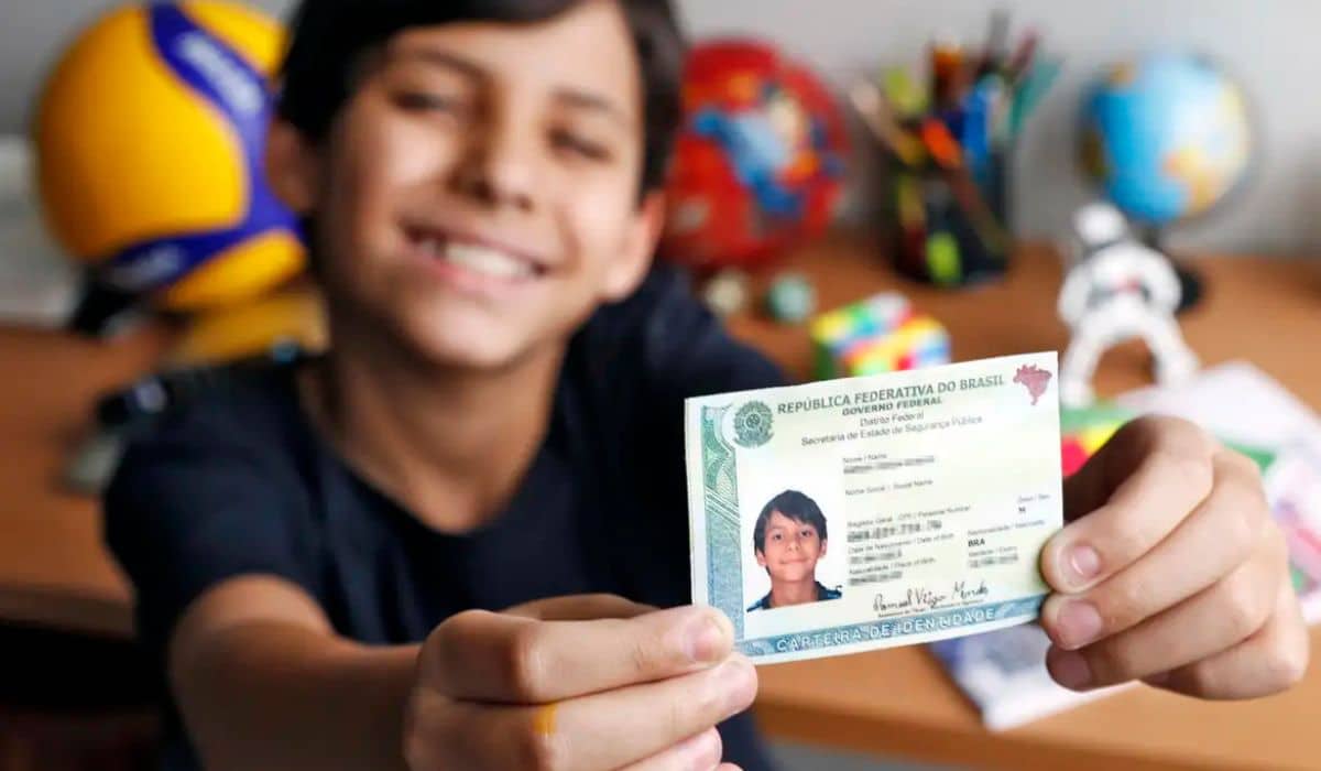 Criança sorrindo, segurando orgulhosamente a nova Carteira de Identidade Nacional (CIN), ilustrando o processo de obtenção do documento único para menores de idade.