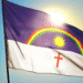 Bandeira do estado de Pernambuco tremulando ao sol, com arco-íris, sol e cruz vermelha.