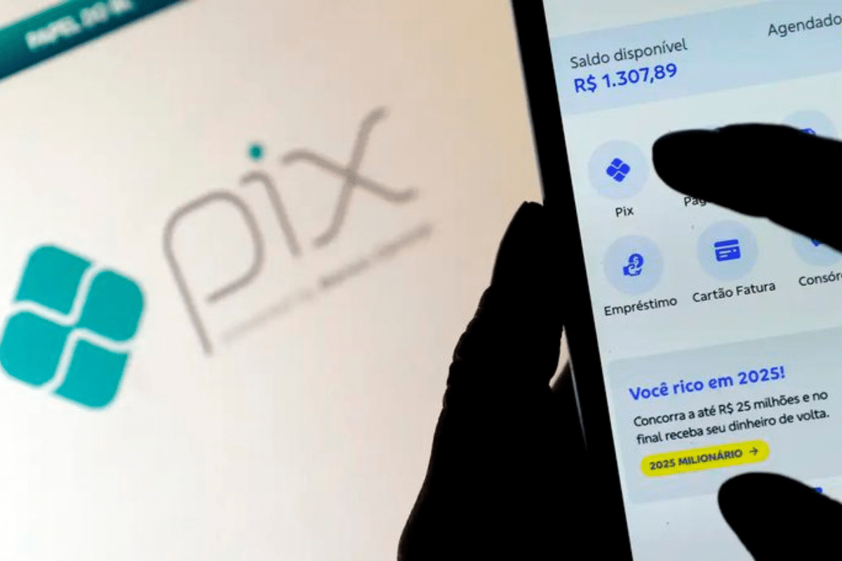 Golpe do Pix Tela de celular mostrando saldo bancário e opções de Pix, empréstimo e cartão de fatura