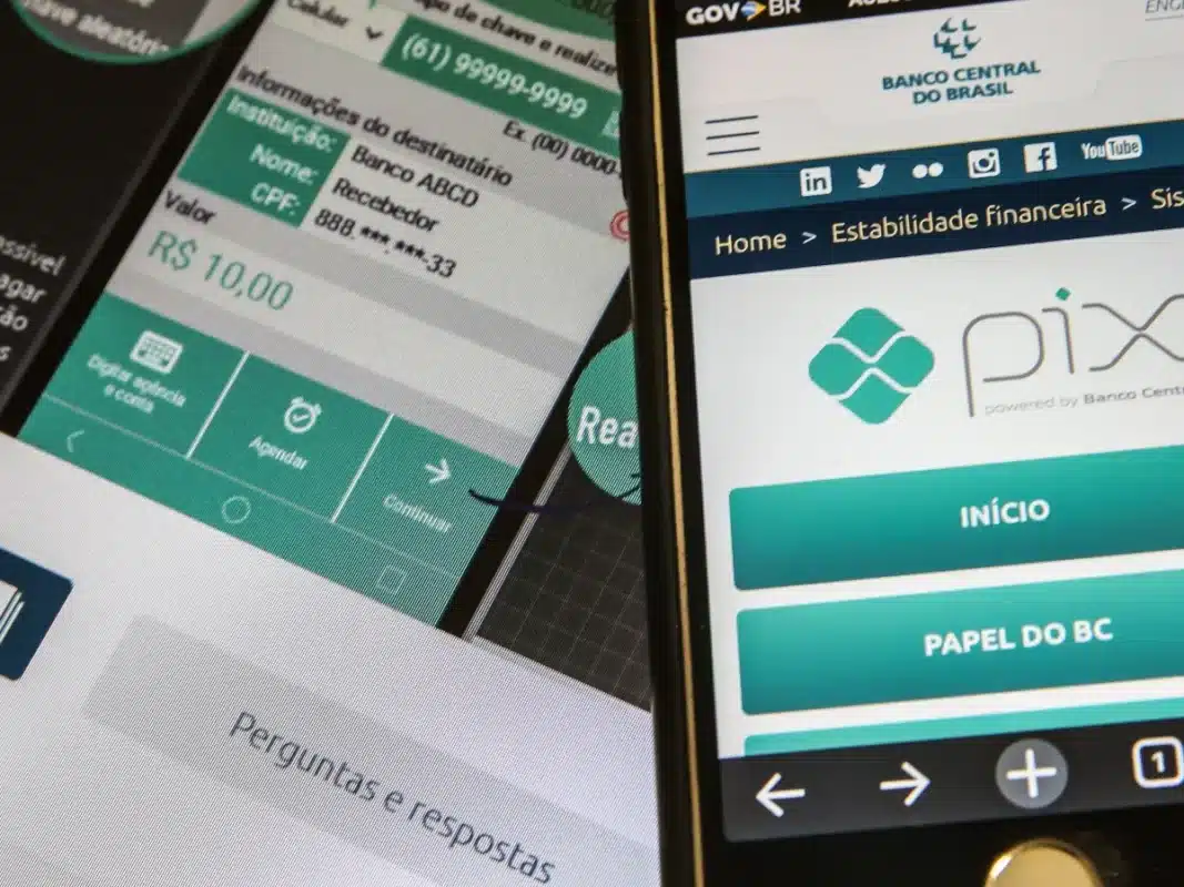 Transação Pix sendo realizada em aplicativo bancário, com a logo do Banco Central do Brasil (BC) ao fundo, ilustrando a segurança e o rastreamento de fraudes pelo novo Mecanismo Especial de Devolução (MED).