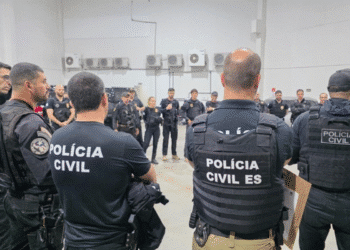 Grupo de policiais civis reunidos em ambiente interno com coletes à prova de balas e equipamentos operacionais