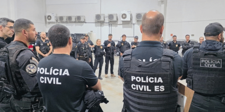 Grupo de policiais civis reunidos em ambiente interno com coletes à prova de balas e equipamentos operacionais