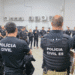 Grupo de policiais civis reunidos em ambiente interno com coletes à prova de balas e equipamentos operacionais