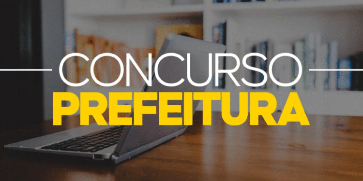 Notebook aberto sobre uma mesa, com o texto “Concurso Prefeitura” em destaque.