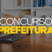 Notebook aberto sobre uma mesa, com o texto “Concurso Prefeitura” em destaque.