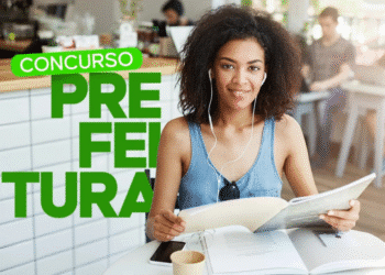 Mulher estudando com fones de ouvido e livros abertos, representando candidatos de concurso público da Prefeitura de Paço do Lumiar–MA.