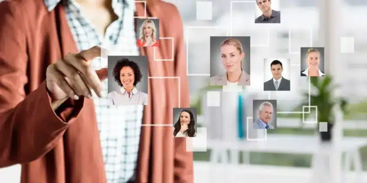 Gestora de RH selecionando candidatos em processo de recrutamento digital para concurso público