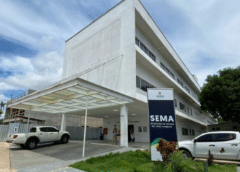 Fachada do prédio da Secretaria do Meio Ambiente do Amazonas com placa e carros estacionados