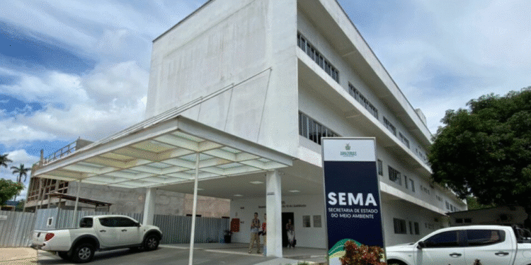 Fachada do prédio da Secretaria do Meio Ambiente do Amazonas com placa e carros estacionados