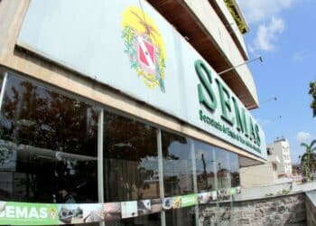 Fachada da Secretaria de Estado do Meio Ambiente SEMAS com logo e brasão em prédio urbano sob céu azul