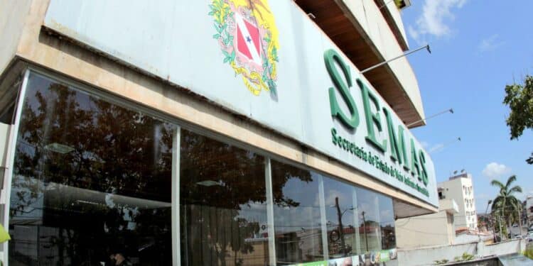 Fachada da Secretaria de Estado do Meio Ambiente SEMAS com logo e brasão em prédio urbano sob céu azul