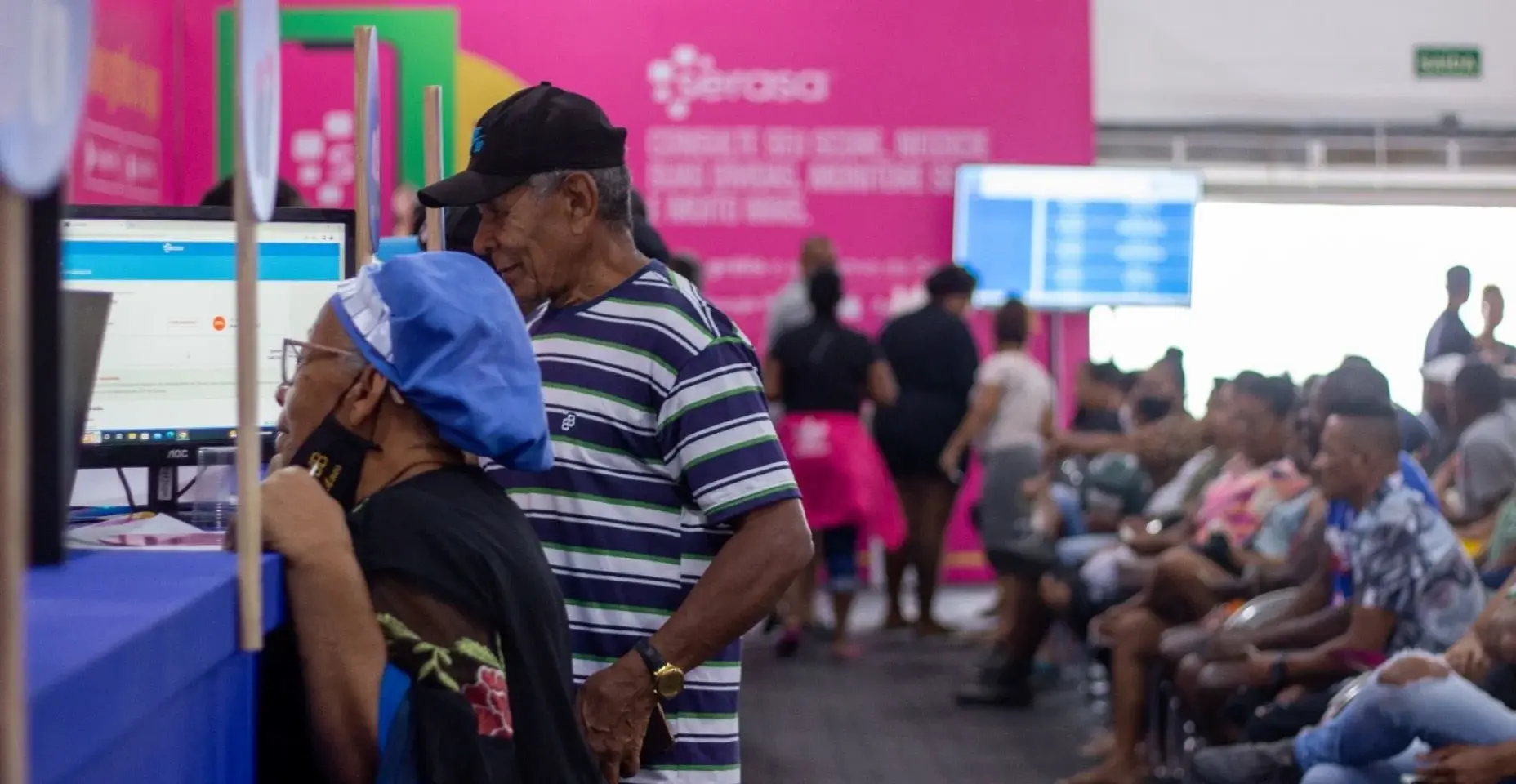 Feirão Serasa Limpa Nome – Atendimento Presencial em São Paulo. Imagem de dois idosos participando do Feirão Serasa Limpa Nome presencial no Novo Vale do Anhangabaú em São Paulo.