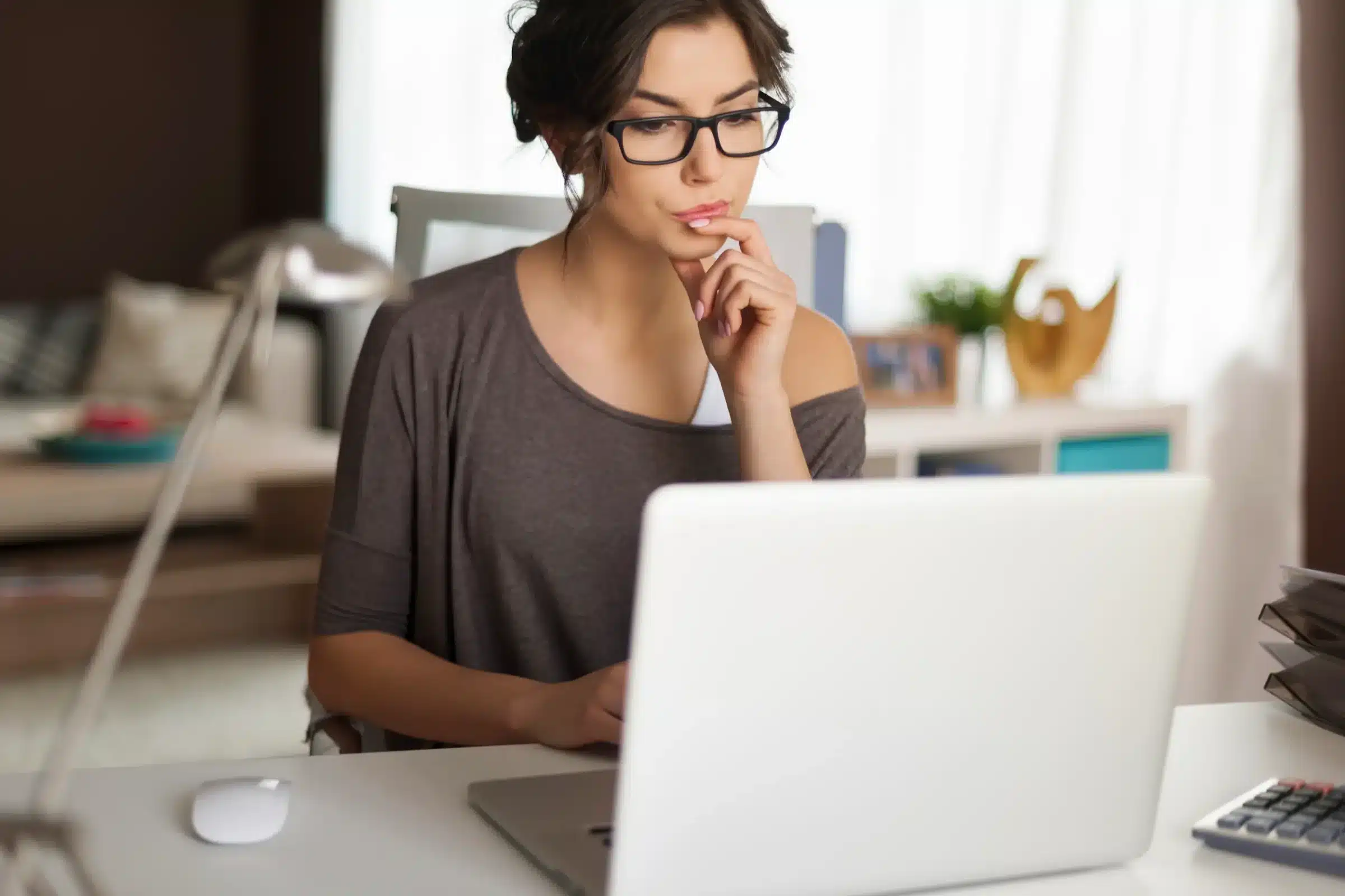 Sobrenomes mais populares Mulher com computador em ambiente moderno e confortável.
