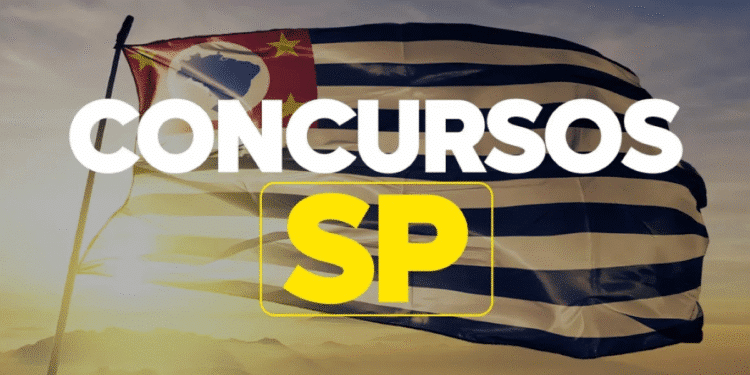 Bandeira do estado de São Paulo ao vento, com o texto “Concursos SP” em destaque.
