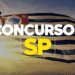 Bandeira do estado de São Paulo ao vento, com o texto “Concursos SP” em destaque.
