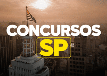 Imagem de capa mostrando o skyline de São Paulo ao pôr do sol com o edifício Altino Arantes e bandeira do estado, sobreposto pelo texto "CONCURSOS SP" em branco e amarelo.