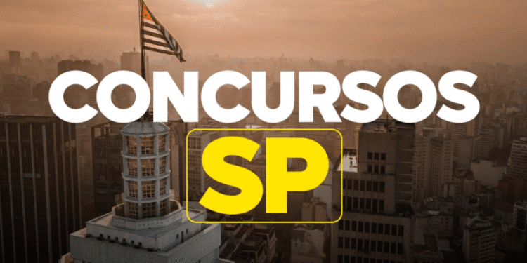 Imagem de capa mostrando o skyline de São Paulo ao pôr do sol com o edifício Altino Arantes e bandeira do estado, sobreposto pelo texto "CONCURSOS SP" em branco e amarelo.