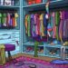 Teste visual com um guarda-roupa azul com roupas coloridas, sapatos, bolsas, chapéu e acessórios organizados em cabides e prateleiras