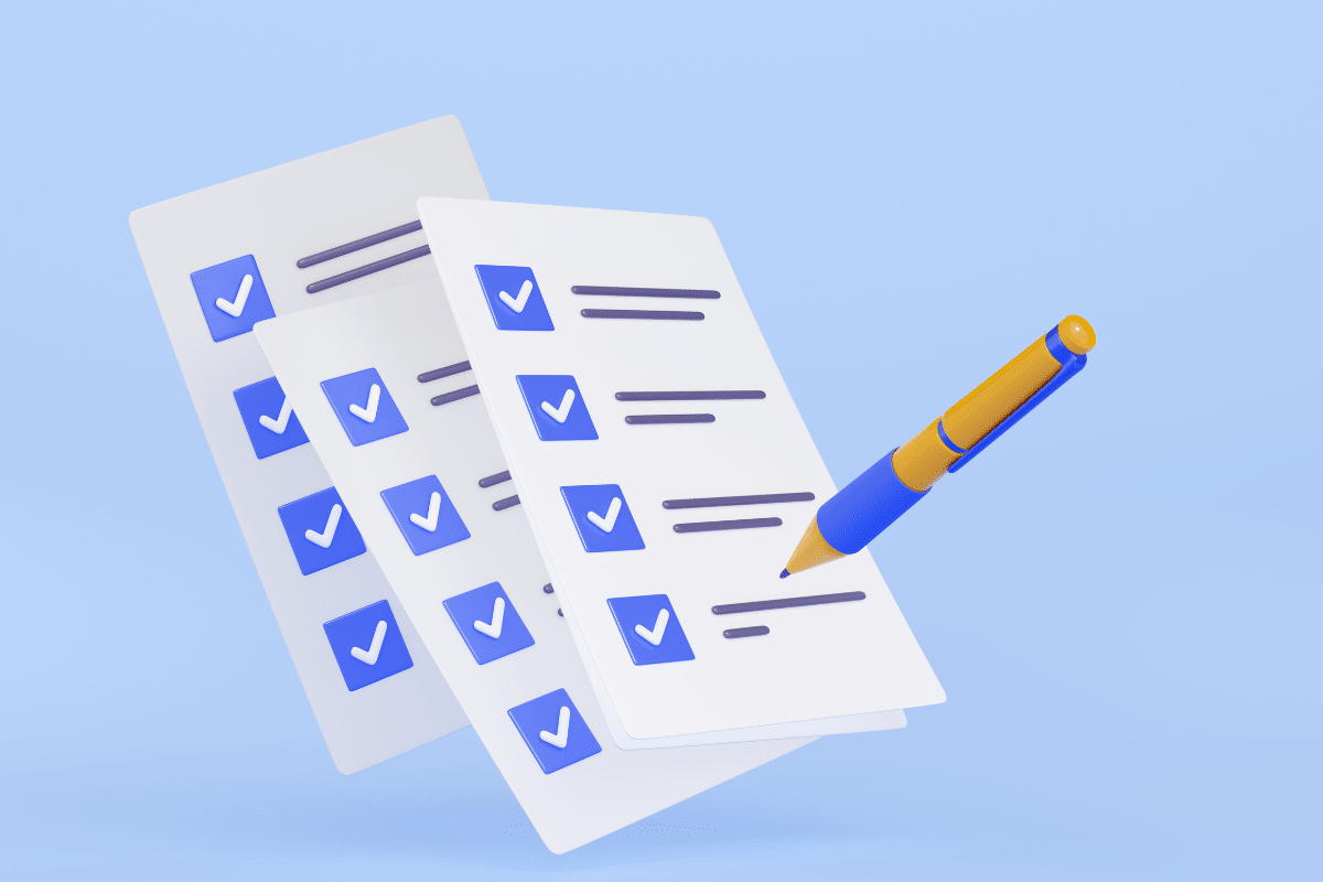 Três folhas com checklists azuis e caneta azul e amarela em fundo azul claro