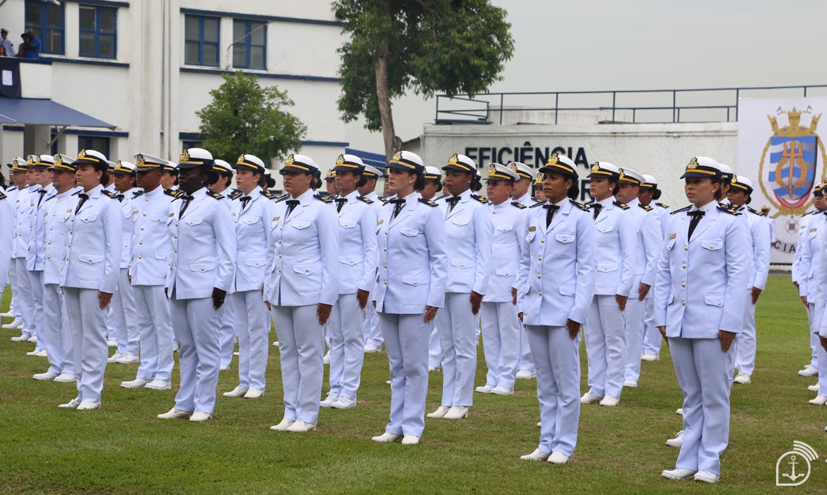 Vagas Marinha do Brasil Oficiais da Marinha do Brasil em uniforme branco alinhados durante cerimônia formal ao ar livre