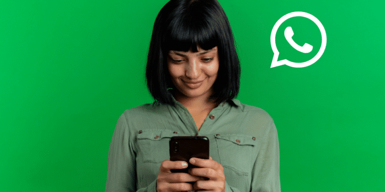 Mulher sorridente mexendo no celular com fundo verde e ícone do WhatsApp ao lado