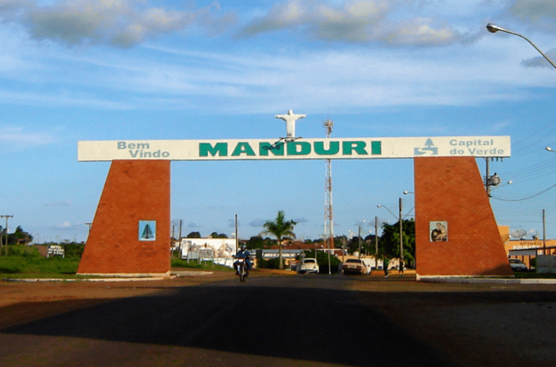 Entrada da cidade de Manduri-SP Portal de entrada da cidade de Manduri-SP com a placa "Bem Vindo Manduri" e o título "Capital do Verde"
