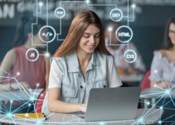 Jovem estudando programação em laptop cercada por ícones de linguagens como HTML CSS PHP e JavaScript.