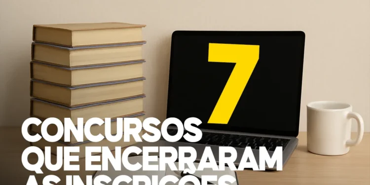 Notebook aberto exibindo o número 7 amarelo na tela, posicionado ao lado de uma pilha de livros beges, ilustrando o encerramento de 7 concursos de prefeituras.