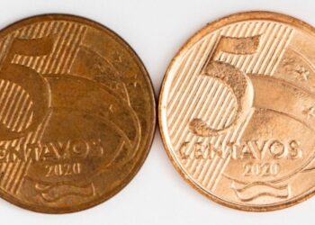 Lado a lado, duas moedas de 5 centavos de 2020: uma com pátina escura e outra com brilho original, ambas exibindo o ano de fabricação e o valor de face.