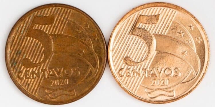 Lado a lado, duas moedas de 5 centavos de 2020: uma com pátina escura e outra com brilho original, ambas exibindo o ano de fabricação e o valor de face.