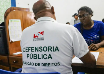 Defensor Público em atendimento representando vagas jurídicas abertas em 2026.