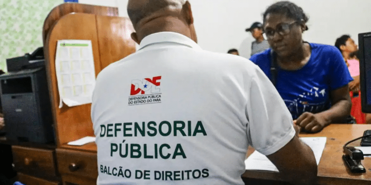 Defensor Público em atendimento representando vagas jurídicas abertas em 2026.