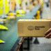 Centro de distribuição do Mercado Livre com funcionário manuseando embalagem da empresa.