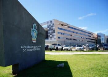 Sede da Assembleia Legislativa do Estado de Goiás com brasão oficial e edifício administrativo ao fundo em Goiânia.