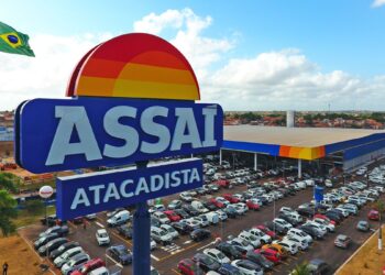 Vista aérea de unidade do Assaí Atacadista com estacionamento lotado.