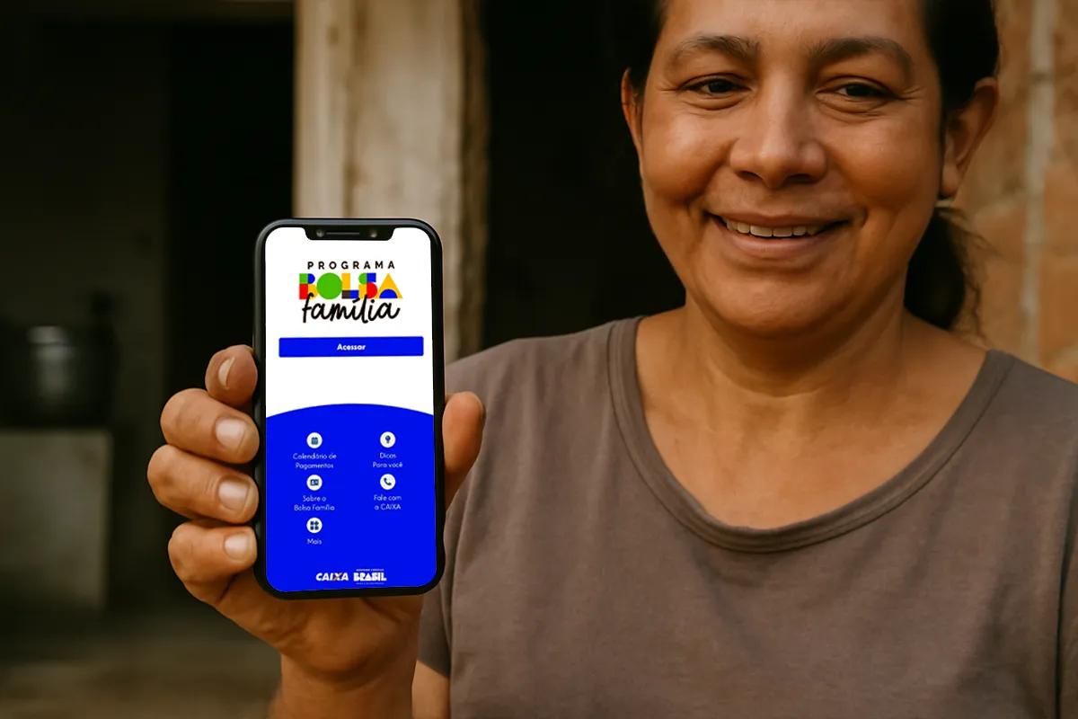 Bolsa Família 2026 Mulher sorridente segurando celular com aplicativo Programa Bolsa Família aberto na tela