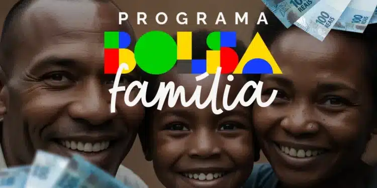 Família sorridente recebendo benefício do Programa Bolsa Família com dinheiro em mãos