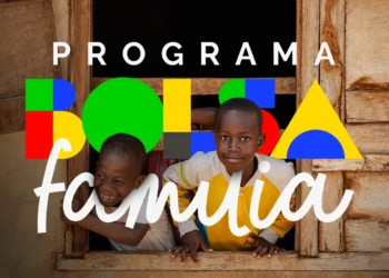 Duas crianças negras sorrindo em uma janela de madeira, com logo colorida do programa Bola Família ao fundo