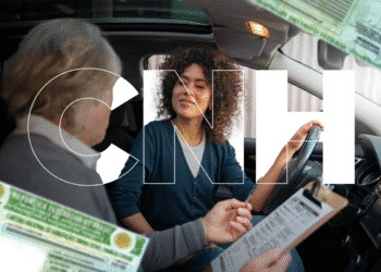 Candidata realizando aula prática de direção com examinador segurando prancheta de avaliação.