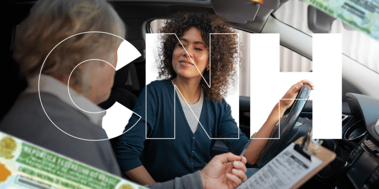 Candidata realizando aula prática de direção com examinador segurando prancheta de avaliação.