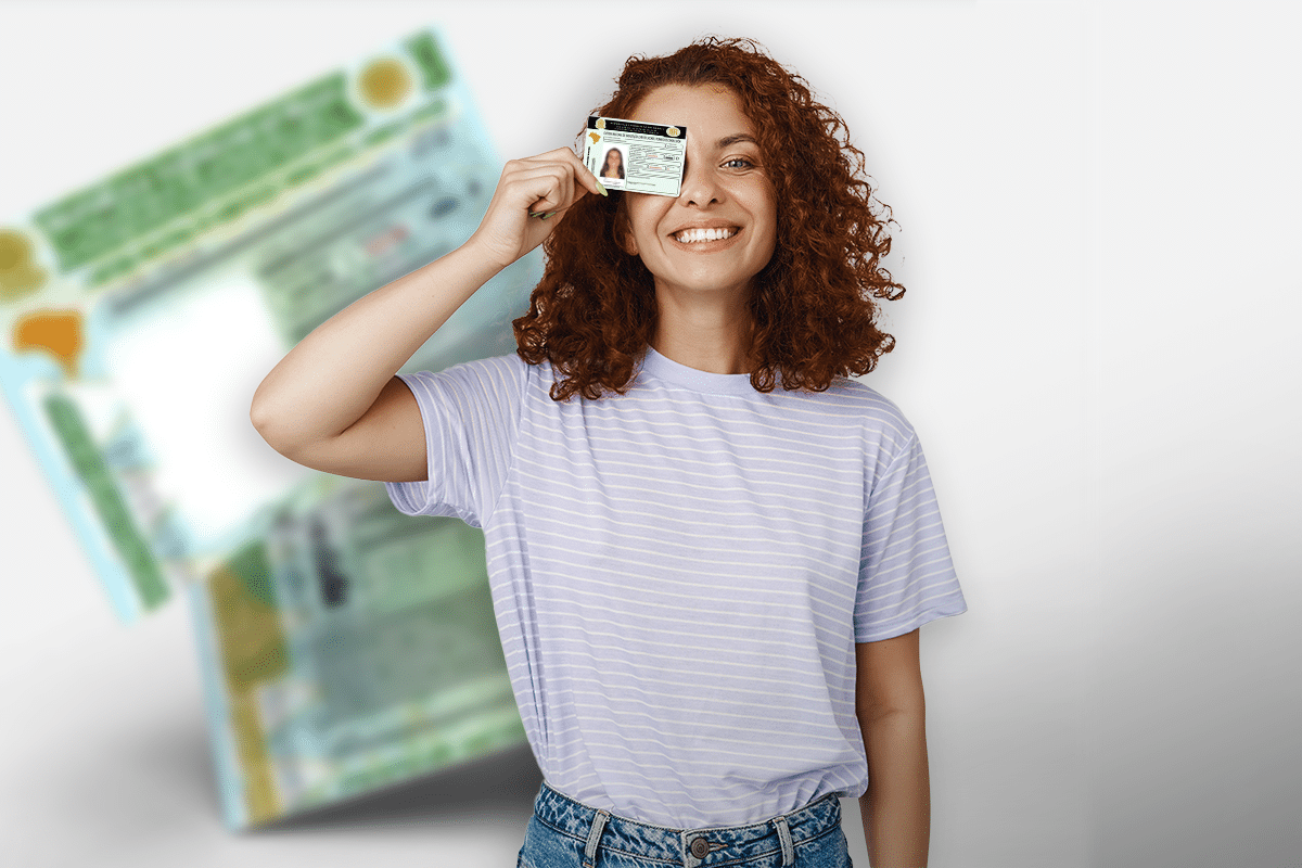 Jovem sorridente segurando sua Carteira Nacional de Habilitação recém-obtida com documento ampliado ao fundo.