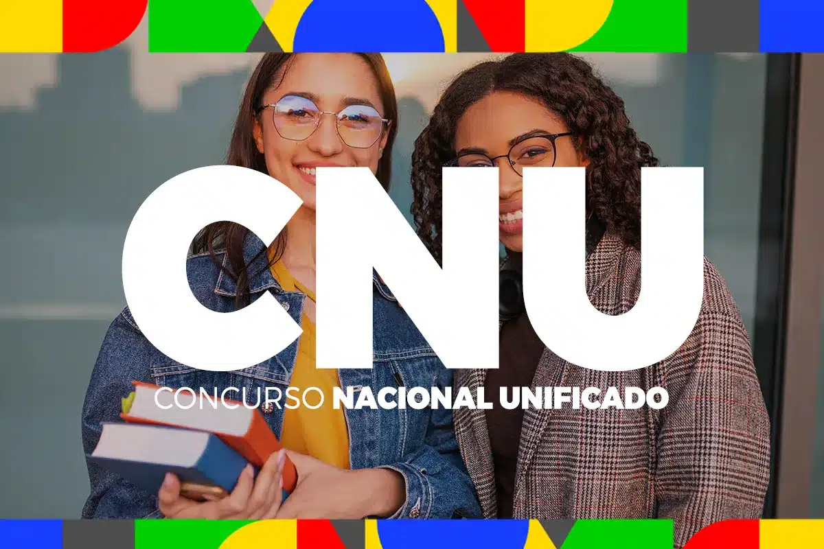 CNU 2025 Estudantes sorrindo ao fundo do cartaz do Concurso Nacional Unificado, ilustrando informações sobre horários e duração da prova discursiva.