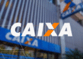Fachada de agência da Caixa Econômica Federal com logotipo em destaque.
