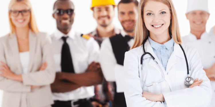 Grupo de profissionais de diferentes áreas incluindo médica engenheiro chef e executivos.