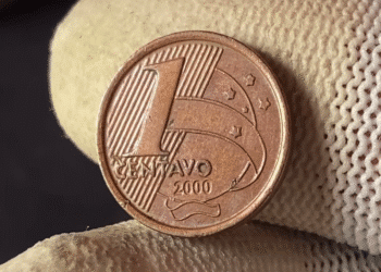 Close-up da moeda de 1 centavo do ano 2000. Este exemplar é o mais raro do Plano Real e pode ser vendido por até R$ 500 se estiver em estado de conservação Flor de Cunho.