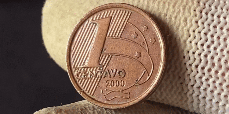 Close-up da moeda de 1 centavo do ano 2000. Este exemplar é o mais raro do Plano Real e pode ser vendido por até R$ 500 se estiver em estado de conservação Flor de Cunho.