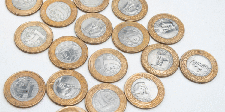 Dinheiro em notas de R$ 50, R$ 100 e R$ 200, simbolizando o alto valor que moedas raras de 1 real com defeito podem alcançar.